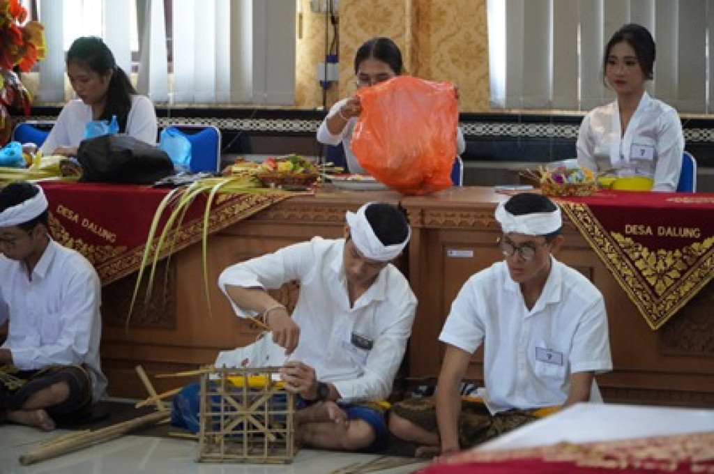 Evaluasi Pemahaman Budaya Lokal Finalis Jegeg Bagus Dalung Tahun 2024 Melalui Test Keterampilan Membuat Canang Sari dan Sanggah Cucuk